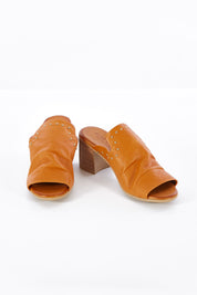 A model wearing size 37 of the Baguette Leather Heel in colour Coconut, from the front, showing the whole outfit