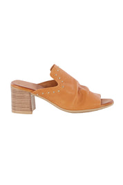 Product shot of the Baguette Leather Heel in colour Coconut, from the front