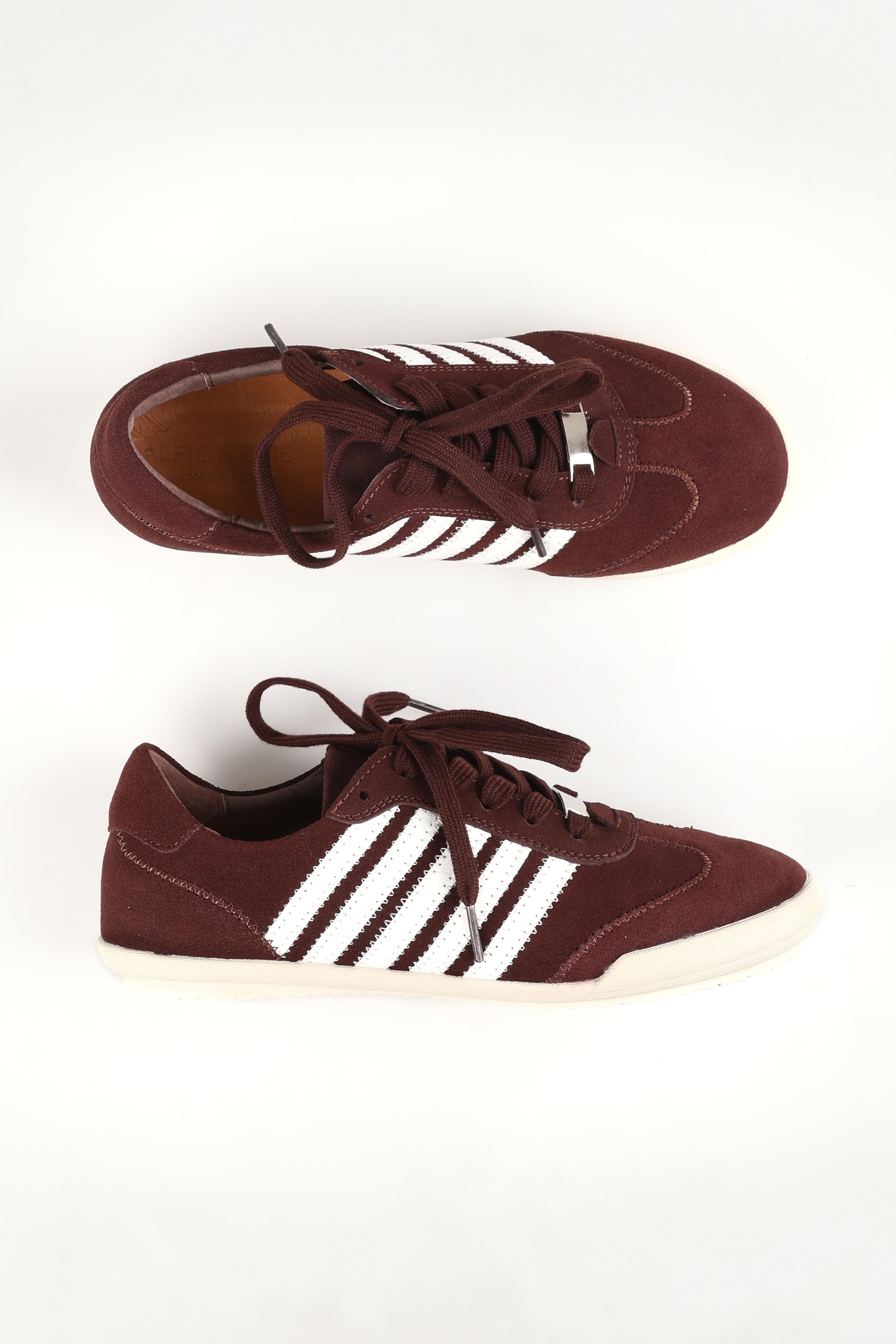 A model wearing size 37 of the Jaddy Leather Sneaker in colour Moccawhite, from the front, showing the whole outfit