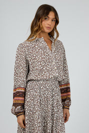 A model wearing the Honey Floral Shirt in colour Print, from the front, cropped image