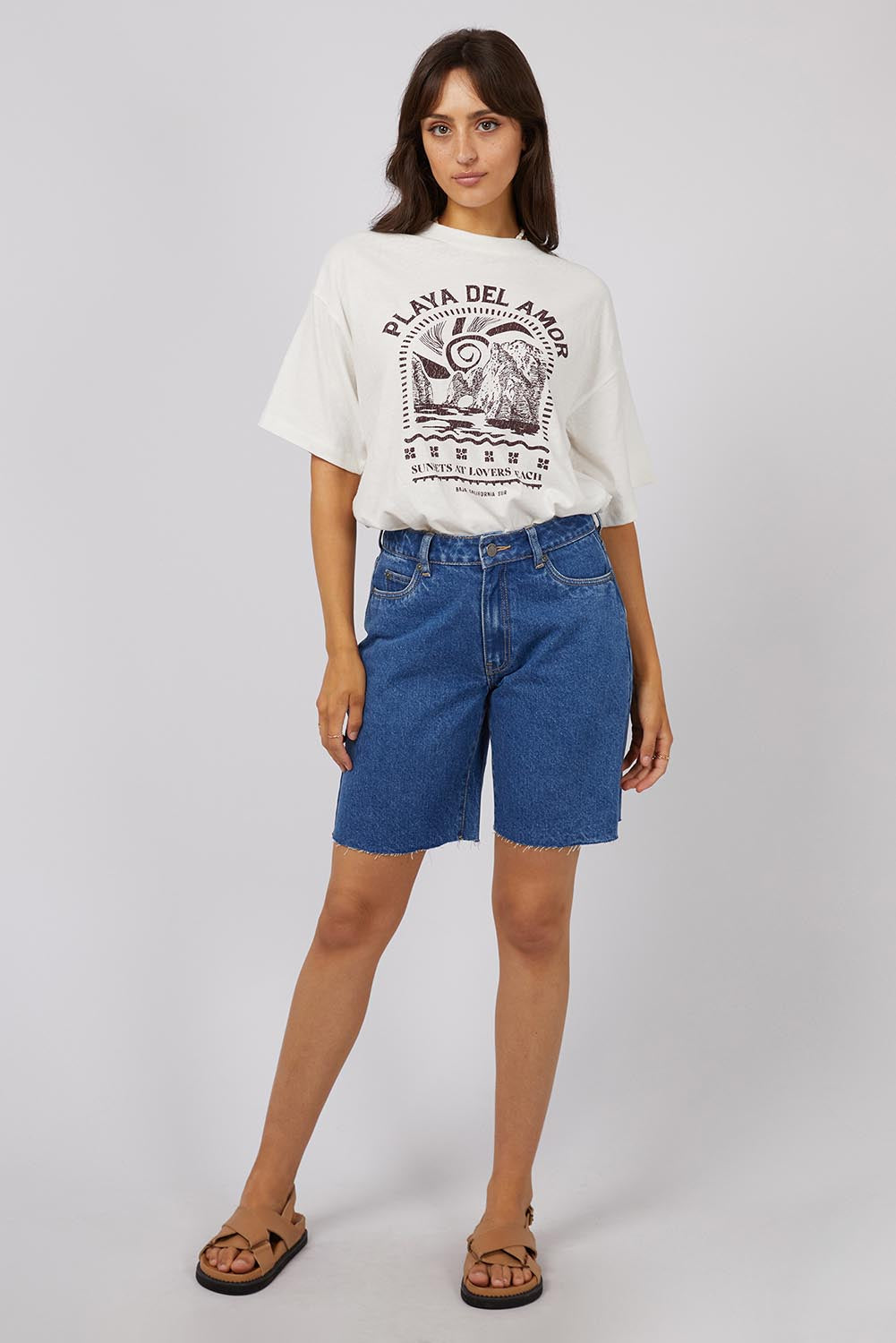 A model wearing the Solar Oversized Tee in colour Vivwhite (White), from the front, showing the whole outfit