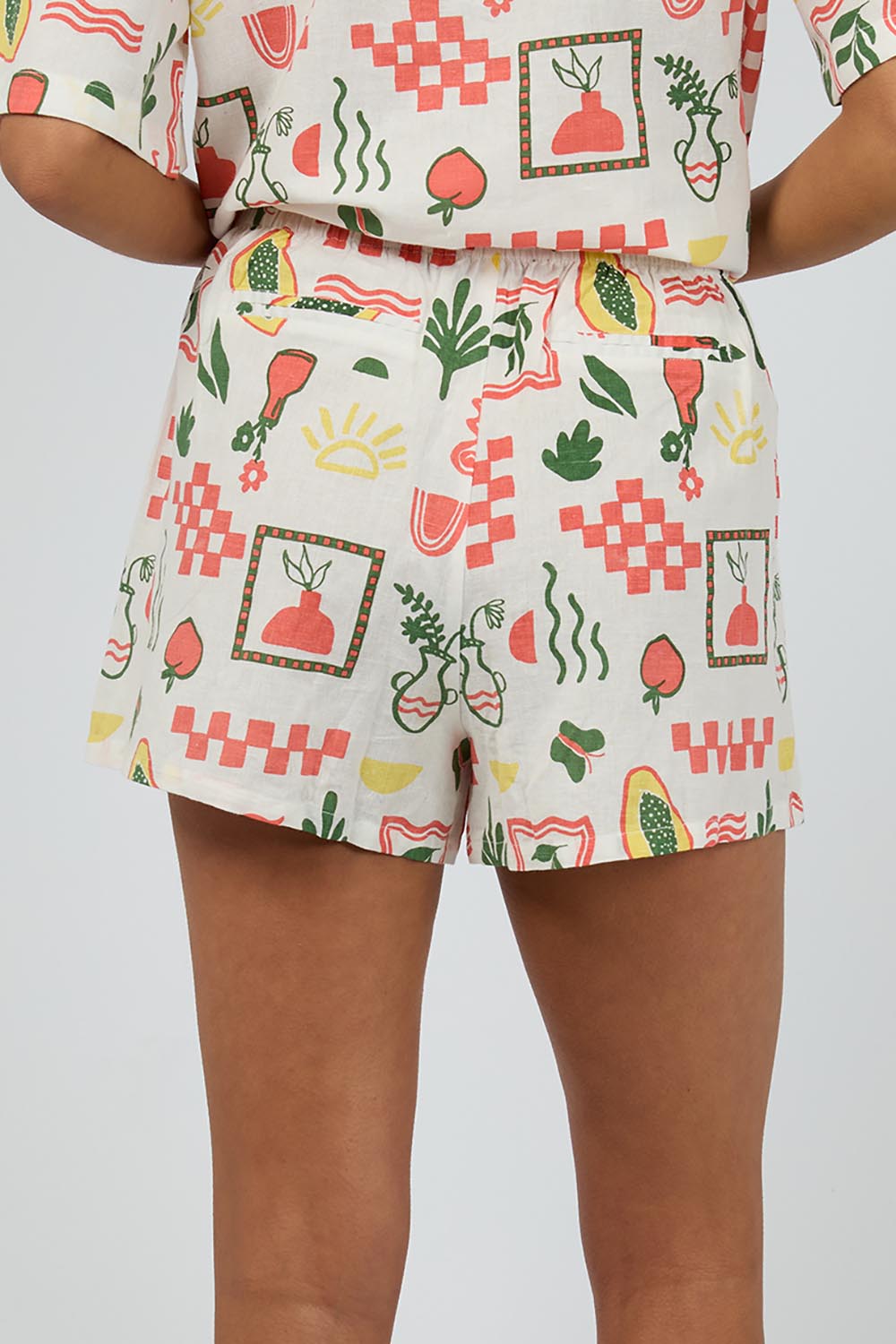 A model wearing the Valencia Cotton Linen Short in colour Print (White), from the back