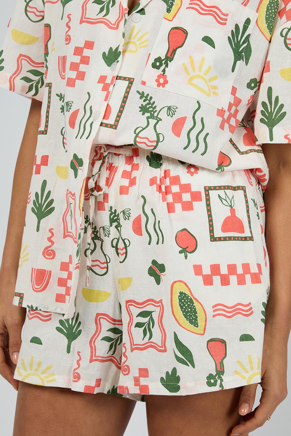 A model wearing the Valencia Cotton Linen Short in colour Print (White), from the front, cropped image