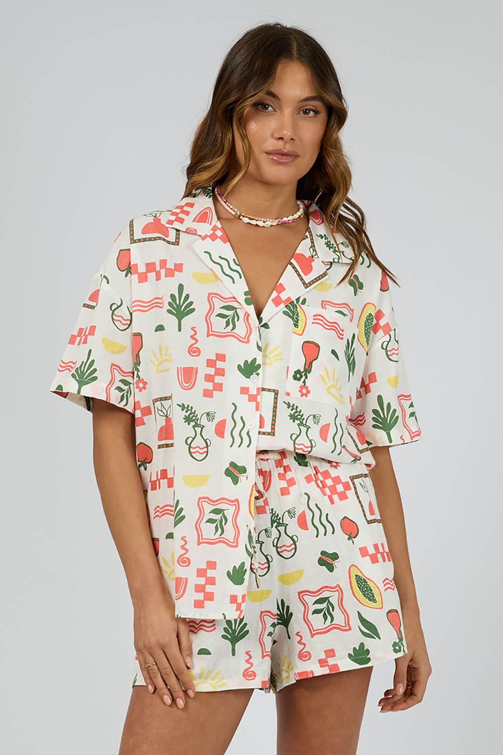 A model wearing the Valencia Cotton Linen Short in colour Print (White), from the front, cropped image