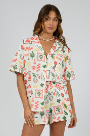 A model wearing the Valencia Cotton Linen Short in colour Print (White), from the front, cropped image