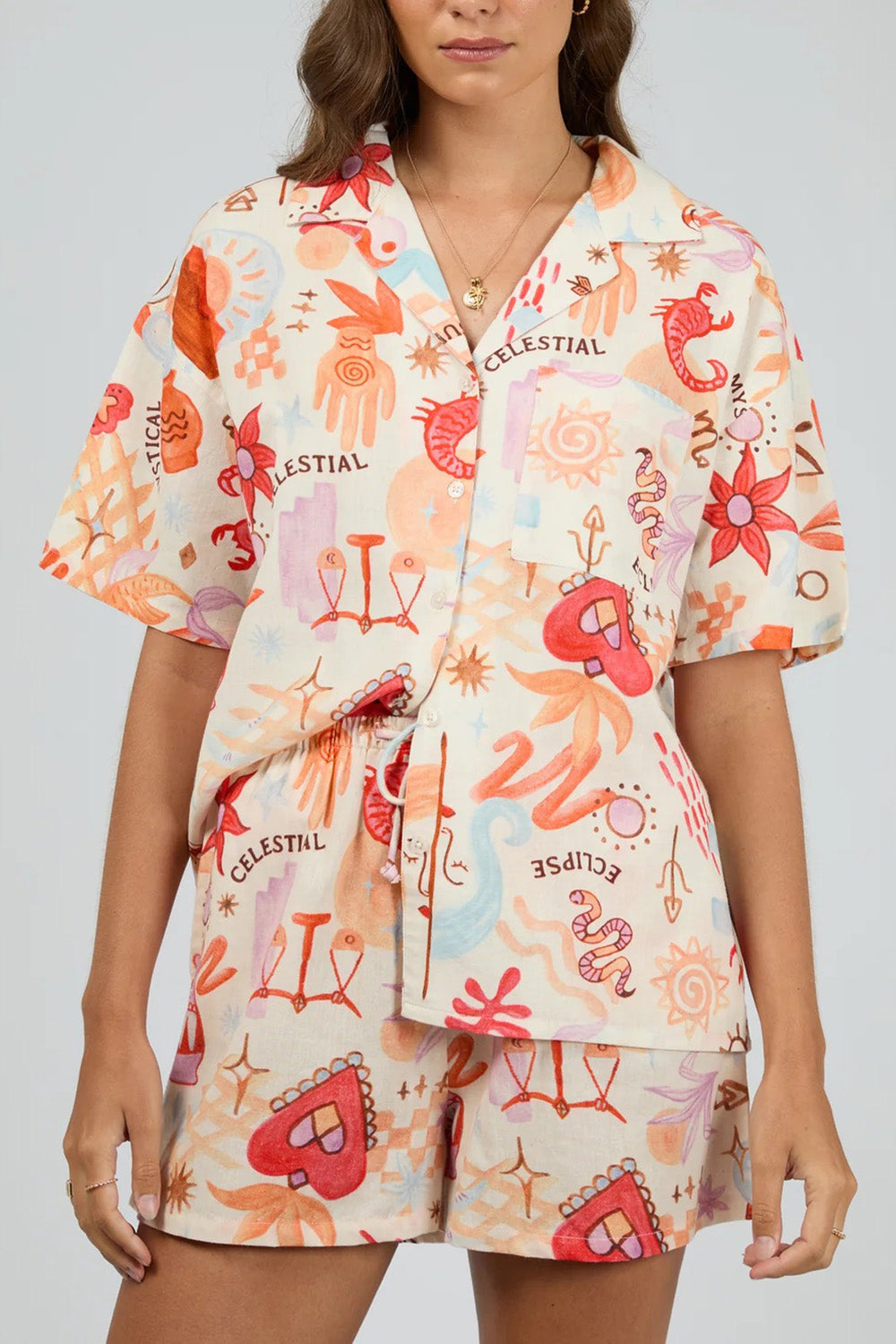 A model wearing the Tyra Cotton Linen Shirt in colour Vwhite (White), from the front, cropped image