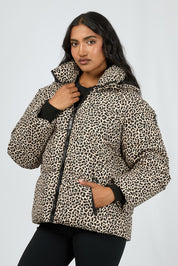 A model wearing the Savannah Puffer in colour Print, from the front, cropped image