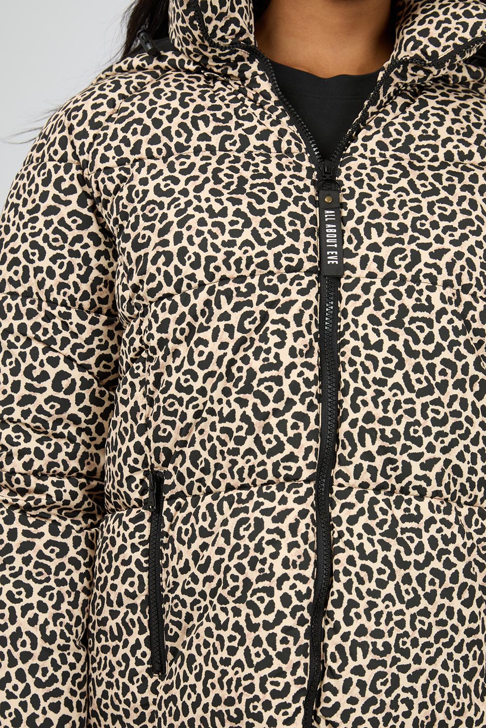 A model wearing the Savannah Puffer in colour Print, from the front, cropped image