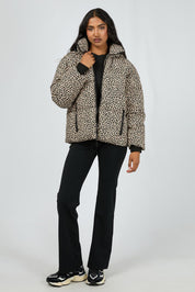 A model wearing the Savannah Puffer in colour Print, from the front, showing the whole outfit