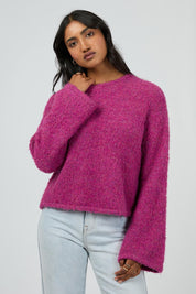 A model wearing the Cleo Knit in colour Mauve (Pink), from the front, cropped image