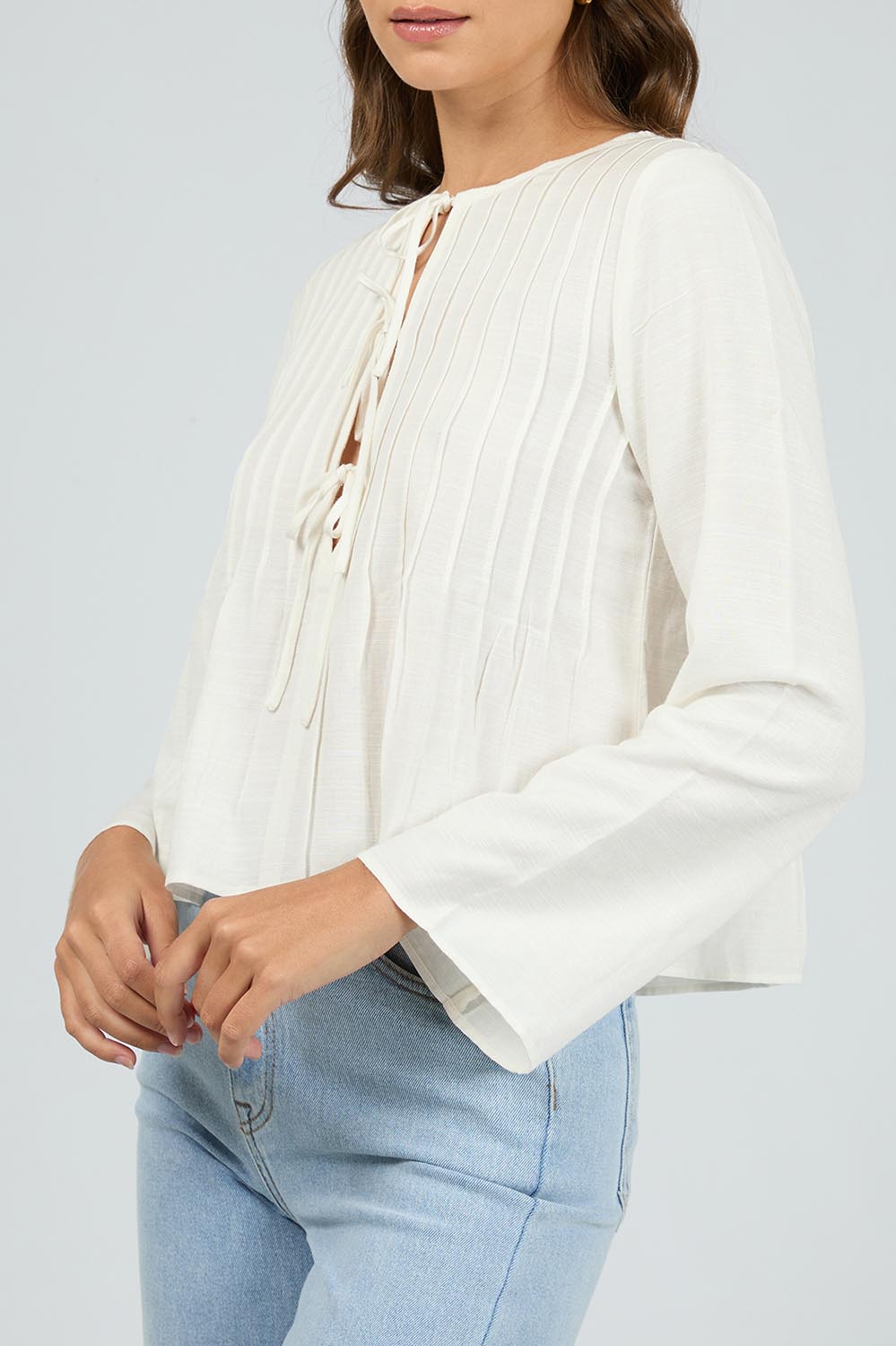 A model wearing the Hudson Linen Blend Shirt in colour Vwhite (White), from the front, cropped image