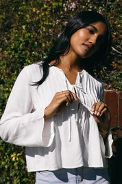 A model wearing the Hudson Linen Blend Shirt in colour Vwhite (White), from the front, showing the whole outfit