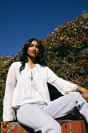 A model wearing the Hudson Linen Blend Shirt in colour Vwhite (White), from the front, showing the whole outfit