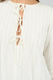 A model wearing the Hudson Linen Blend Shirt in colour Vwhite (White), from the front, showing the whole outfit