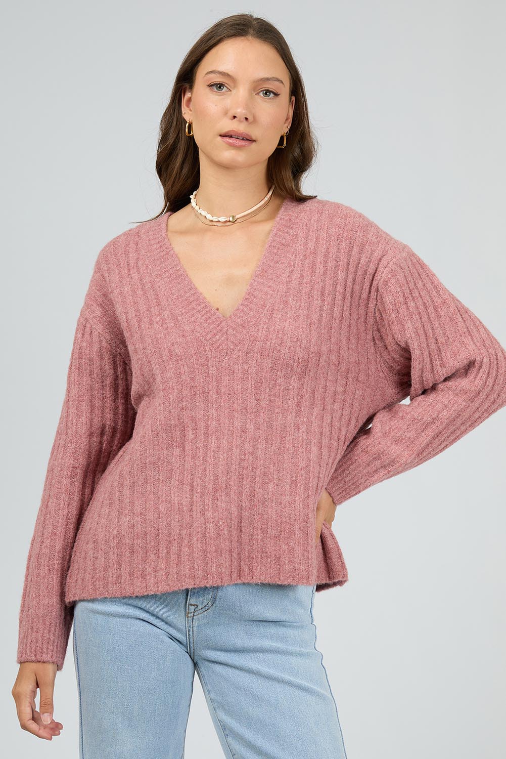 A model wearing the Clara Knit in colour Quartz (Pink), from the front, cropped image
