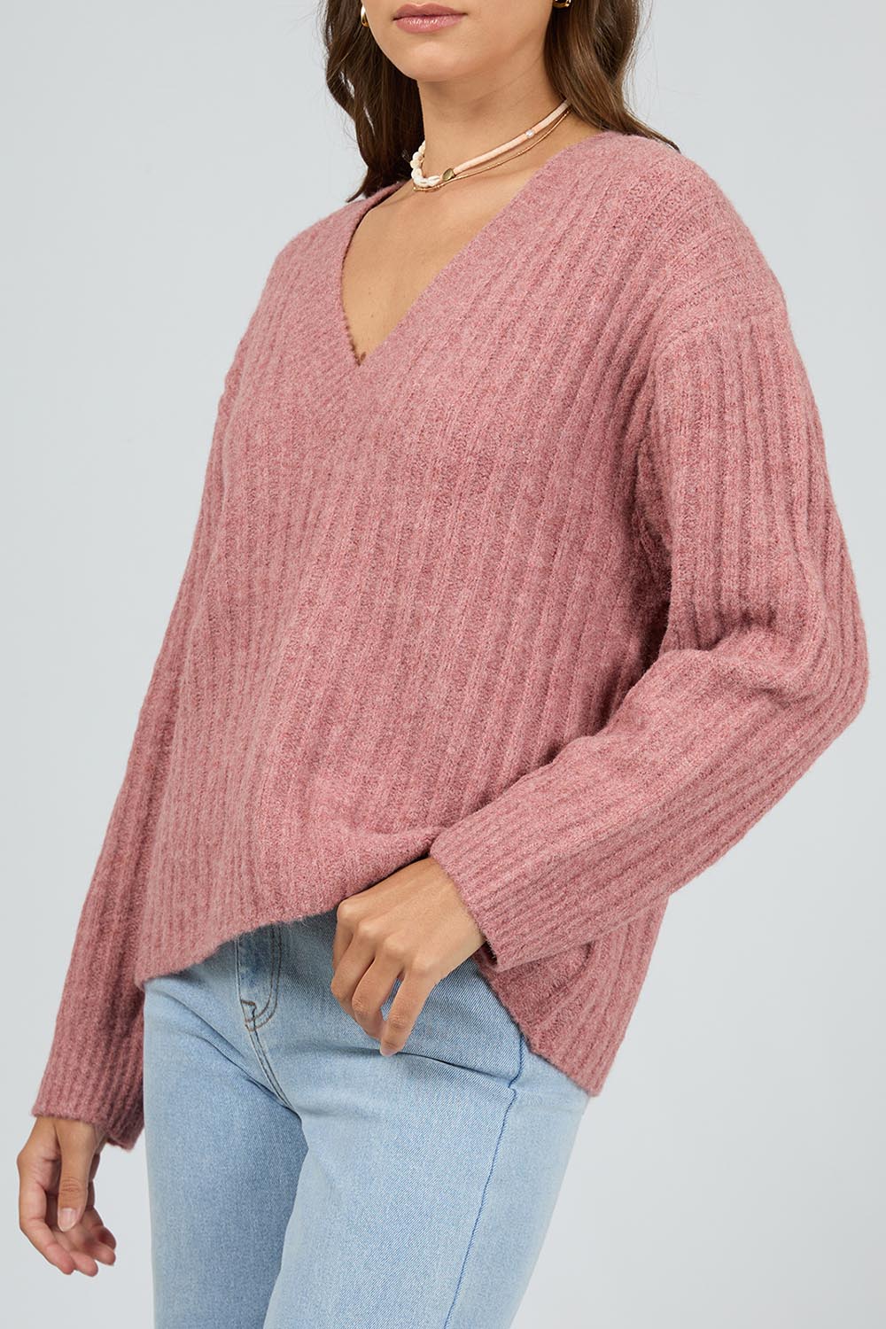 A model wearing the Clara Knit in colour Quartz (Pink), from the front, cropped image