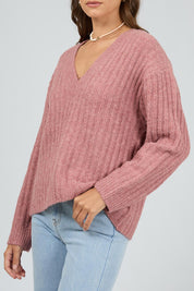 A model wearing the Clara Knit in colour Quartz (Pink), from the front, cropped image