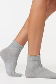 A model wearing the Organic Cotton Cuffed Rib Crew Sock 2 Pack in colour Meringrey, from the front, cropped image