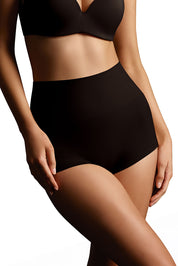 A model wearing the Seamless Smoothies Boyshort 2 Pack in colour Black (Black), from the front, cropped image