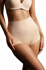A model wearing the Seamless Smoothies Boyshort 2 Pack in colour Rosebeige, from the front, cropped image