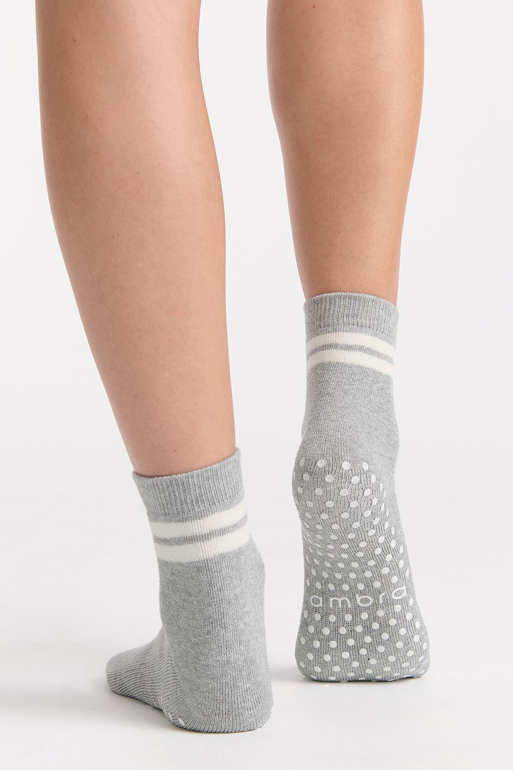 A model wearing the Organic Cotton Grip Crew Sock in colour Greymarle (Grey), from the front, cropped image