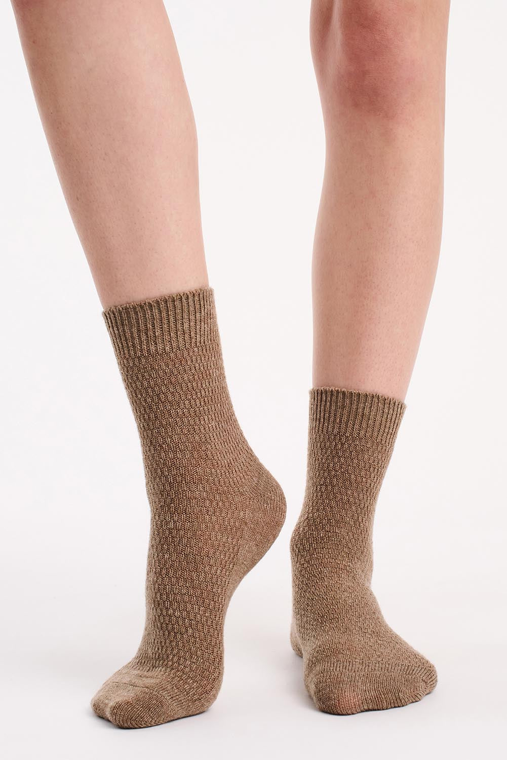 A model wearing the Wool Blend Waffle 2P Crew Sock in colour Vaniltaupe, from the front, cropped image