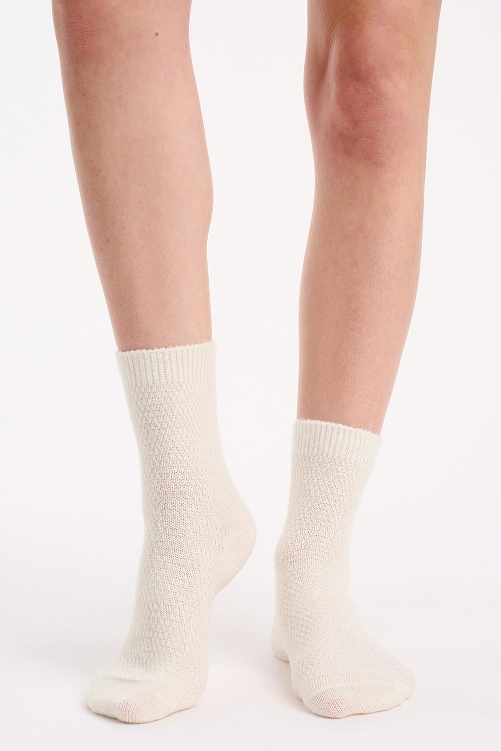 A model wearing the Wool Blend Waffle 2P Crew Sock in colour Vaniltaupe, from the front, cropped image