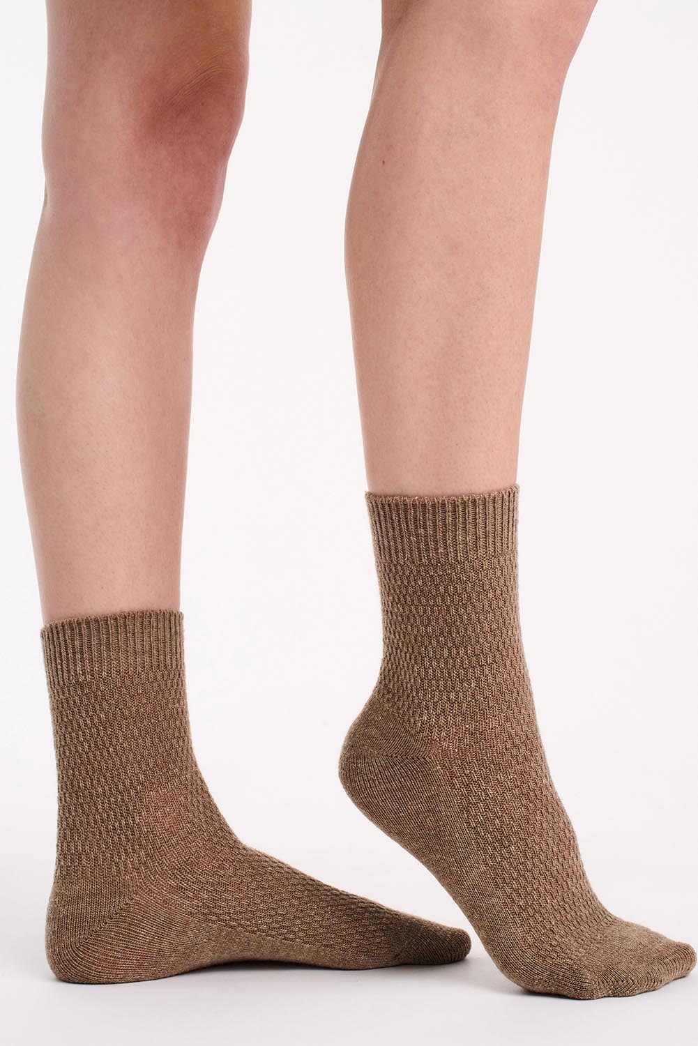 A model wearing the Wool Blend Waffle 2P Crew Sock in colour Vaniltaupe, from the front, cropped image