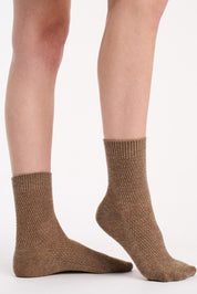 A model wearing the Wool Blend Waffle 2P Crew Sock in colour Vaniltaupe, from the front, cropped image