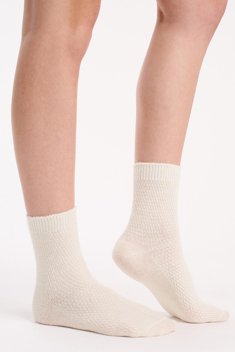 A model wearing the Wool Blend Waffle 2P Crew Sock in colour Vaniltaupe, from the front, cropped image