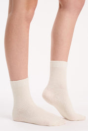 A model wearing the Wool Blend Waffle 2P Crew Sock in colour Vaniltaupe, from the front, cropped image