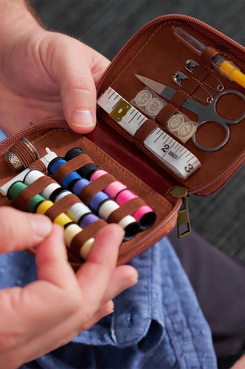 A model wearing the Travel Sewing Kit in colour Cognac, from the front, showing the whole outfit