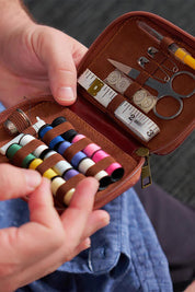 A model wearing the Travel Sewing Kit in colour Cognac, from the front, showing the whole outfit