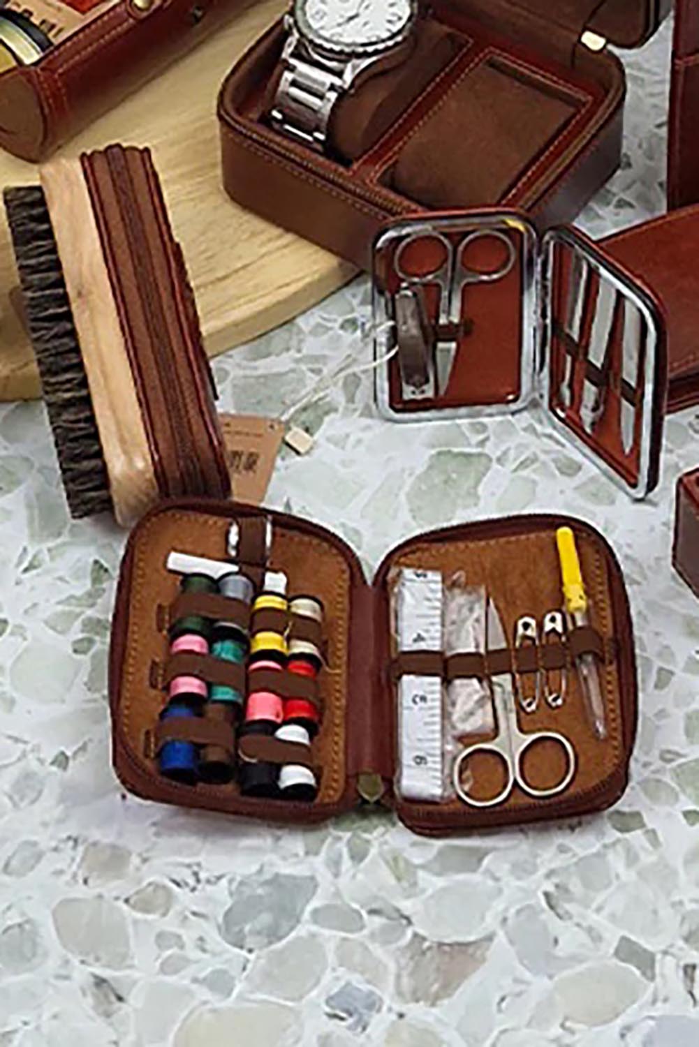 A model wearing the Travel Sewing Kit in colour Cognac, from the front, showing the whole outfit