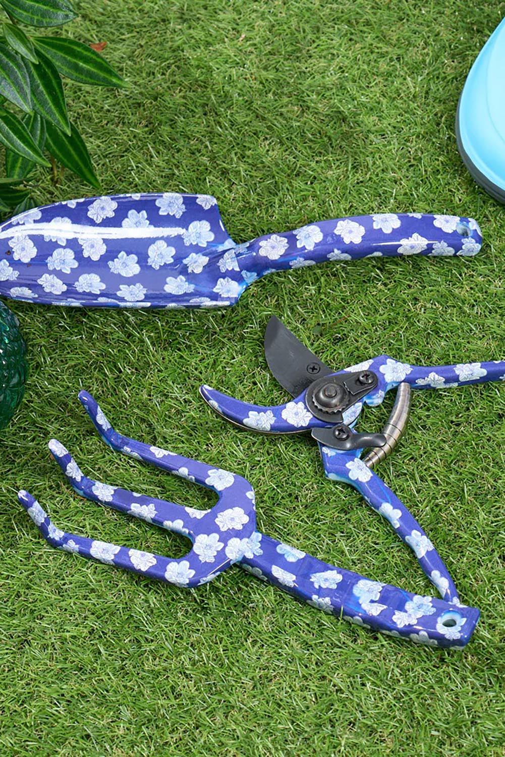 A model wearing the 3Piece Garden Tool Set in colour Hellococki (Blue), from the front, showing the whole outfit