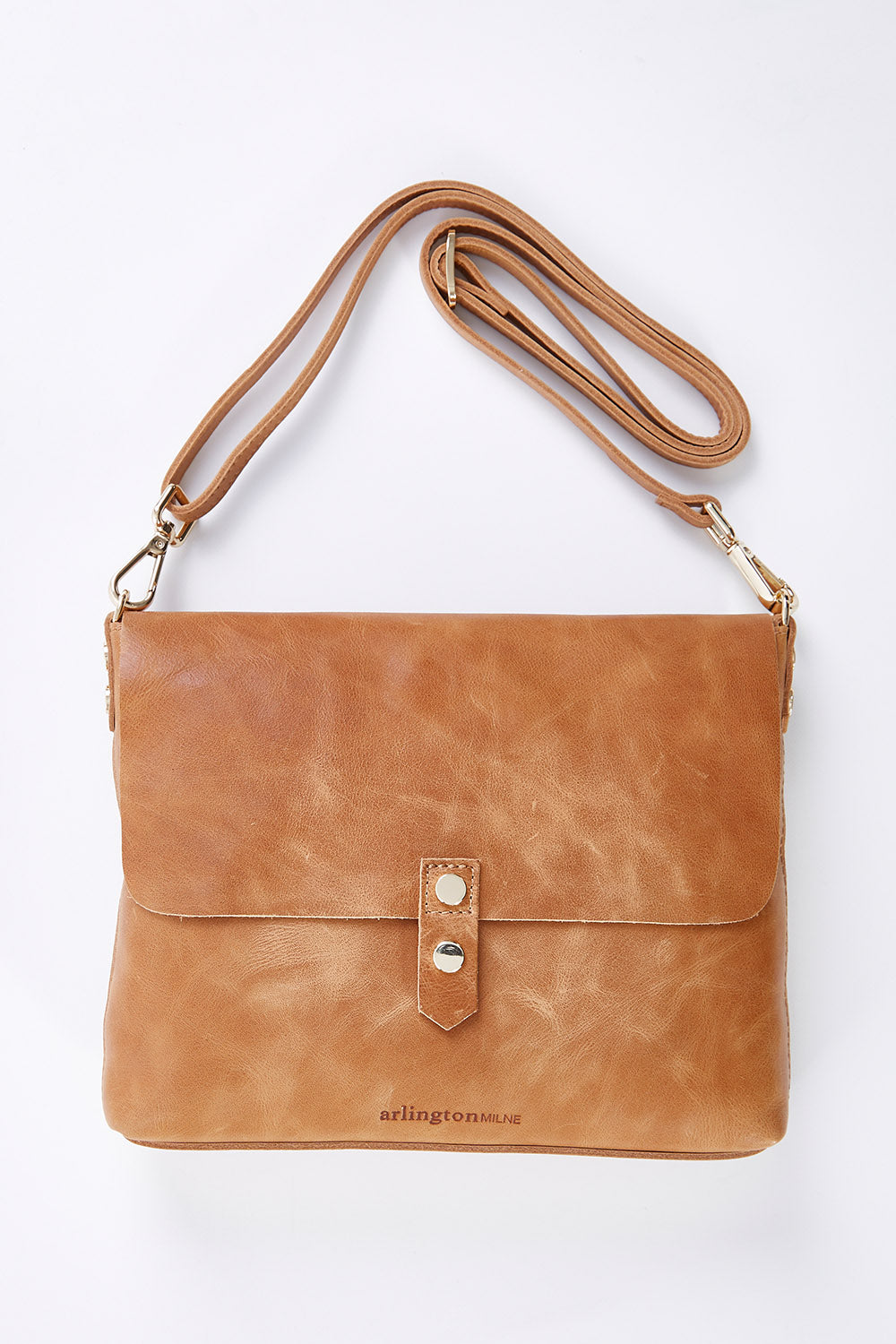 A model wearing size OneSize of the Paige Crossbody Bag in colour Vintagetan, from the front, showing the whole outfit