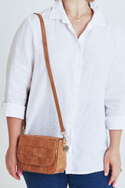Model Steph wearing size OneSize of the Clara Weave Leather Crossbody in colour Vinagetan, from the front, cropped image