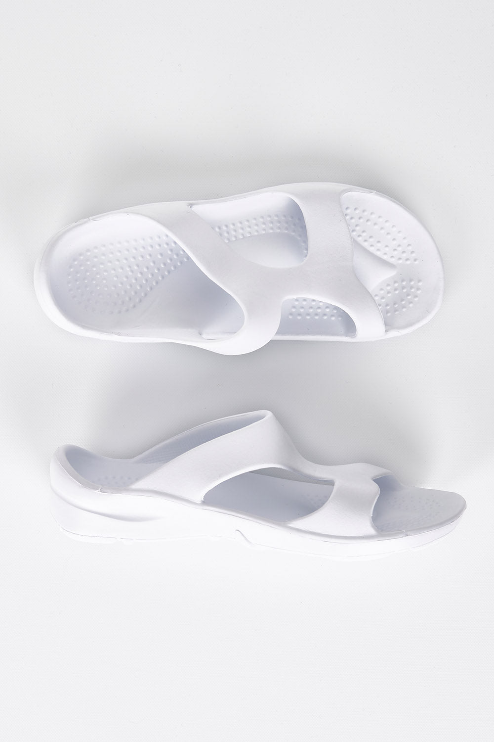 A model wearing size 37 of the Indy 2.5 Orthotic Support Slides in colour White (White), from the front, showing the whole outfit