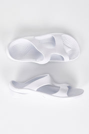 A model wearing size 37 of the Indy 2.5 Orthotic Support Slides in colour White (White), from the front, showing the whole outfit