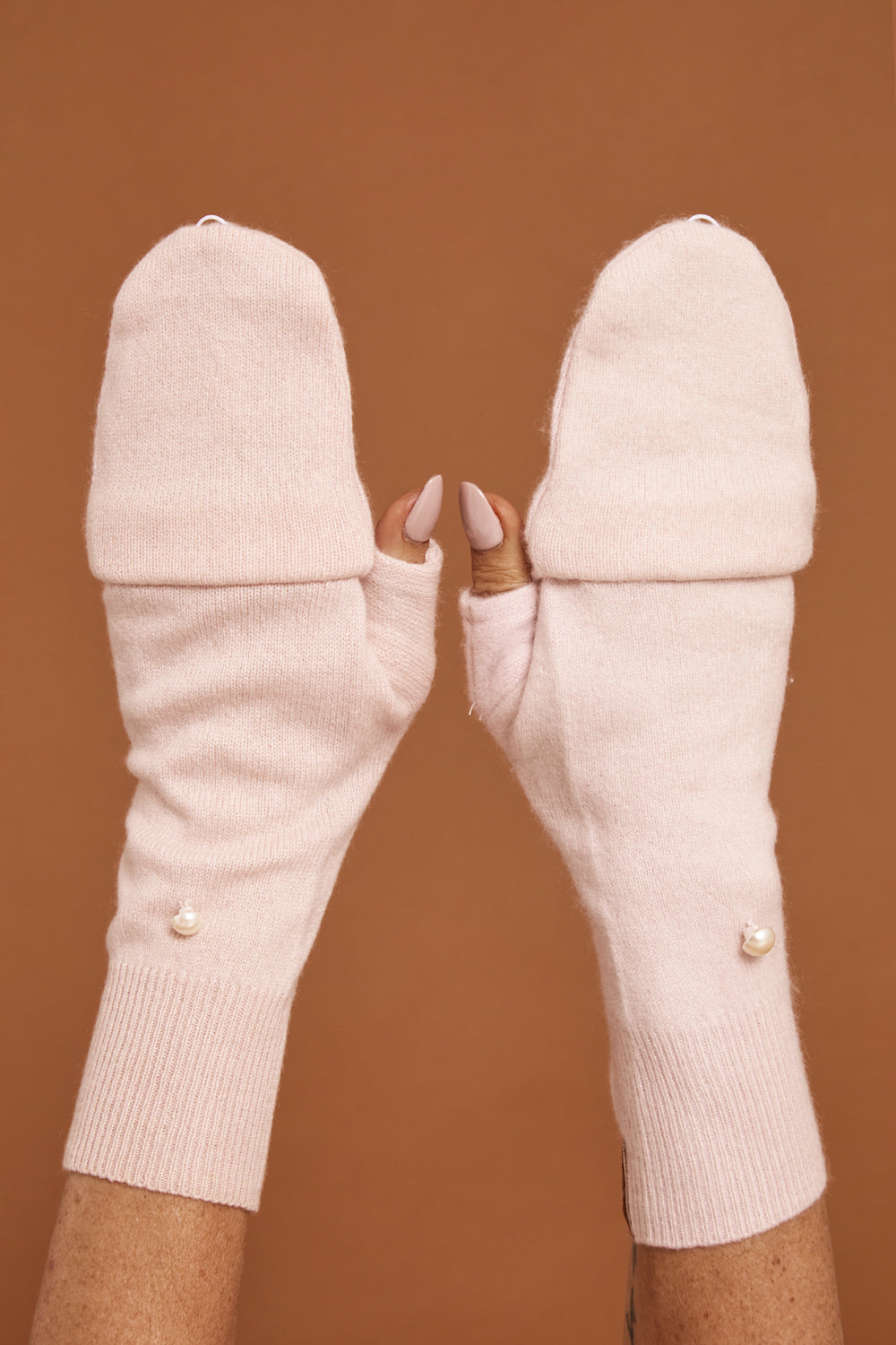 Model Luisa wearing size OneSize of the Upcycled Cashmere Hooded Fingerless Gloves in colour Babypink (Pink), from the front, showing the whole outfit