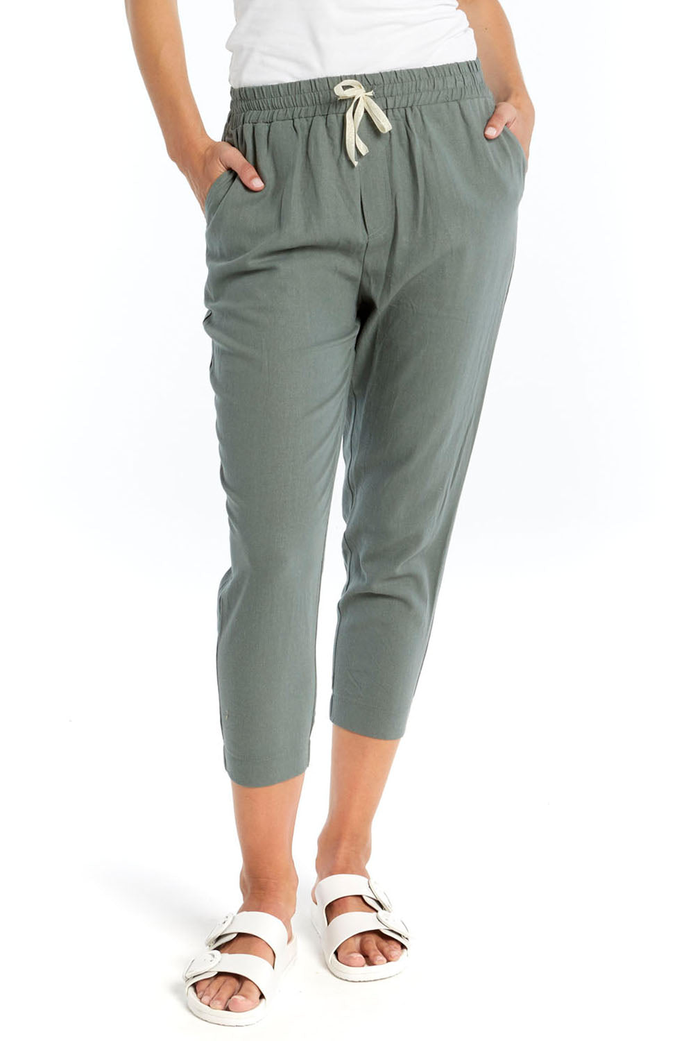 A model wearing the Lennon Pant in colour Deepgrn (Green), from the front, cropped image