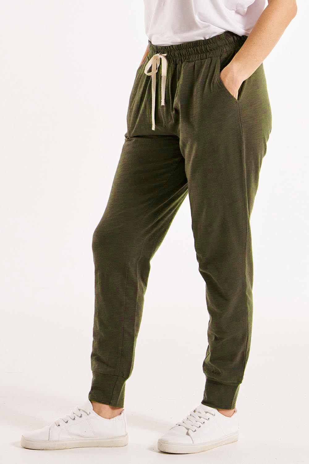 A model wearing the Bondi Cotton Jogger in colour Huskgreen (Green), from the front, cropped image