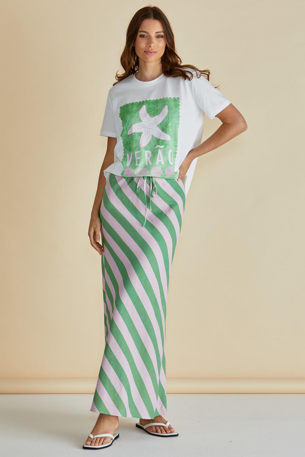 A model wearing the Ellia Cotton Crew Tee in colour Verao (Green), from the front, showing the whole outfit
