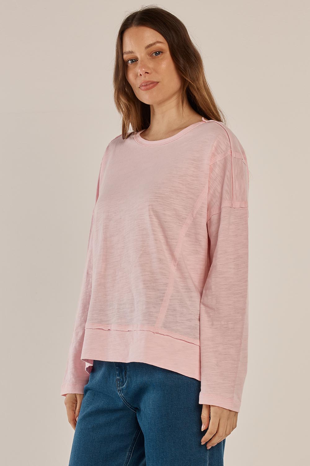 A model wearing the Beatris Tee in colour Pink (Pink), from the front, cropped image