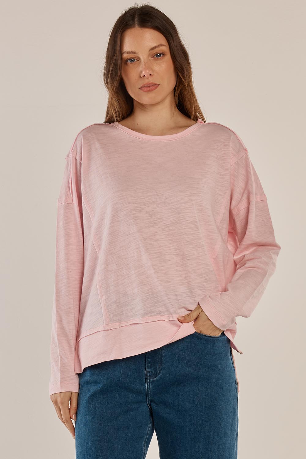 A model wearing the Beatris Tee in colour Pink (Pink), from the front, cropped image