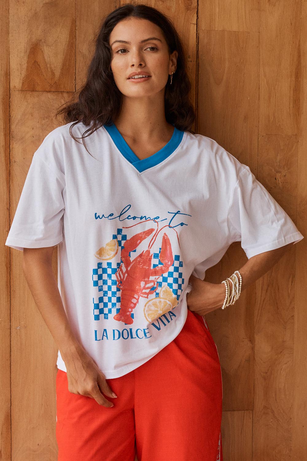 Model Genericm wearing size sample of the V-Neck Boxy Tee – Paradise in colour Paradise, in a cropped view