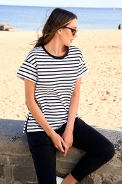 A model wearing the Leighton Tee in colour Whiteblk (Black), from the front, showing the whole outfit