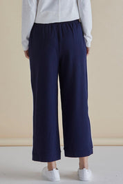 A model wearing the Tre's Bien Ponte Jogger in colour Navy (Blue), from the back
