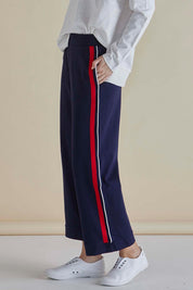 A model wearing the Tre's Bien Ponte Jogger in colour Navy (Blue), from the front, cropped image