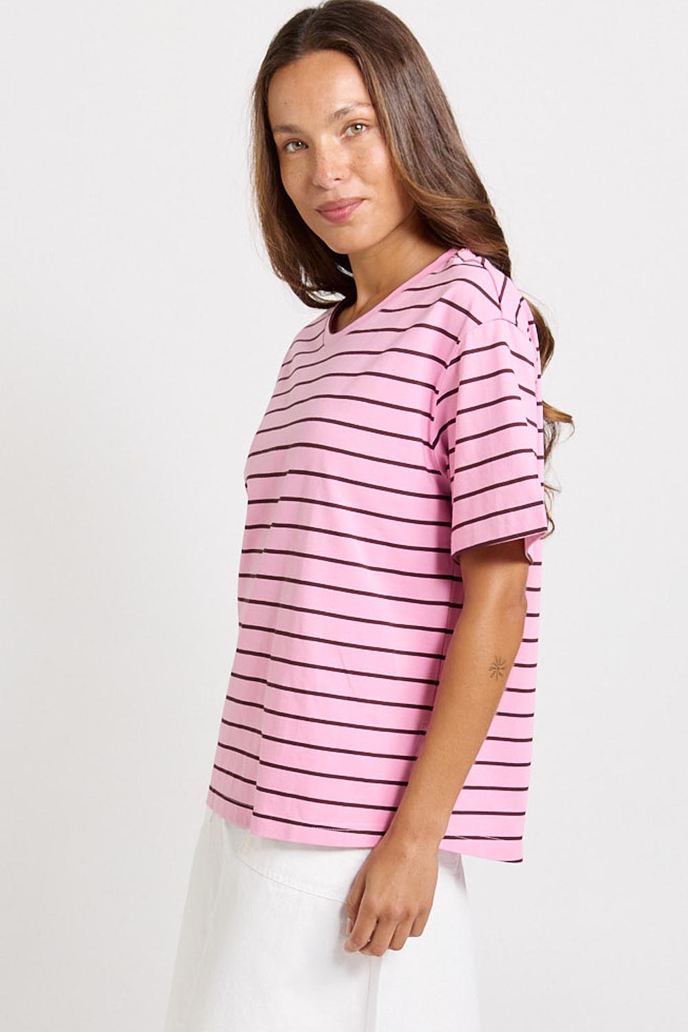 Model Genericm wearing size sample of the Relax Boxy Tee – Pinkchoc in colour Pinkchoc, from an angle